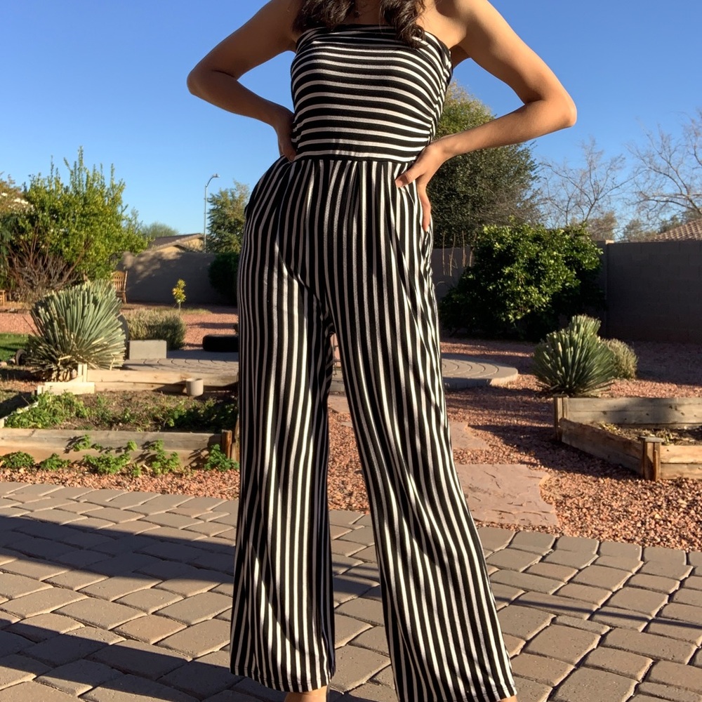 Black and white color, brand heart hips, size medium.
